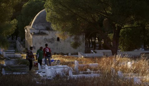 "ميت حي"... فيلسوف مقبرة الجلّاز